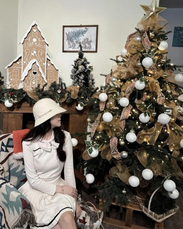 Stunning Vietnamese WAGs Celebrate Christmas: A Glimpse into Their Festive Holiday Style and Glamorous Decorations