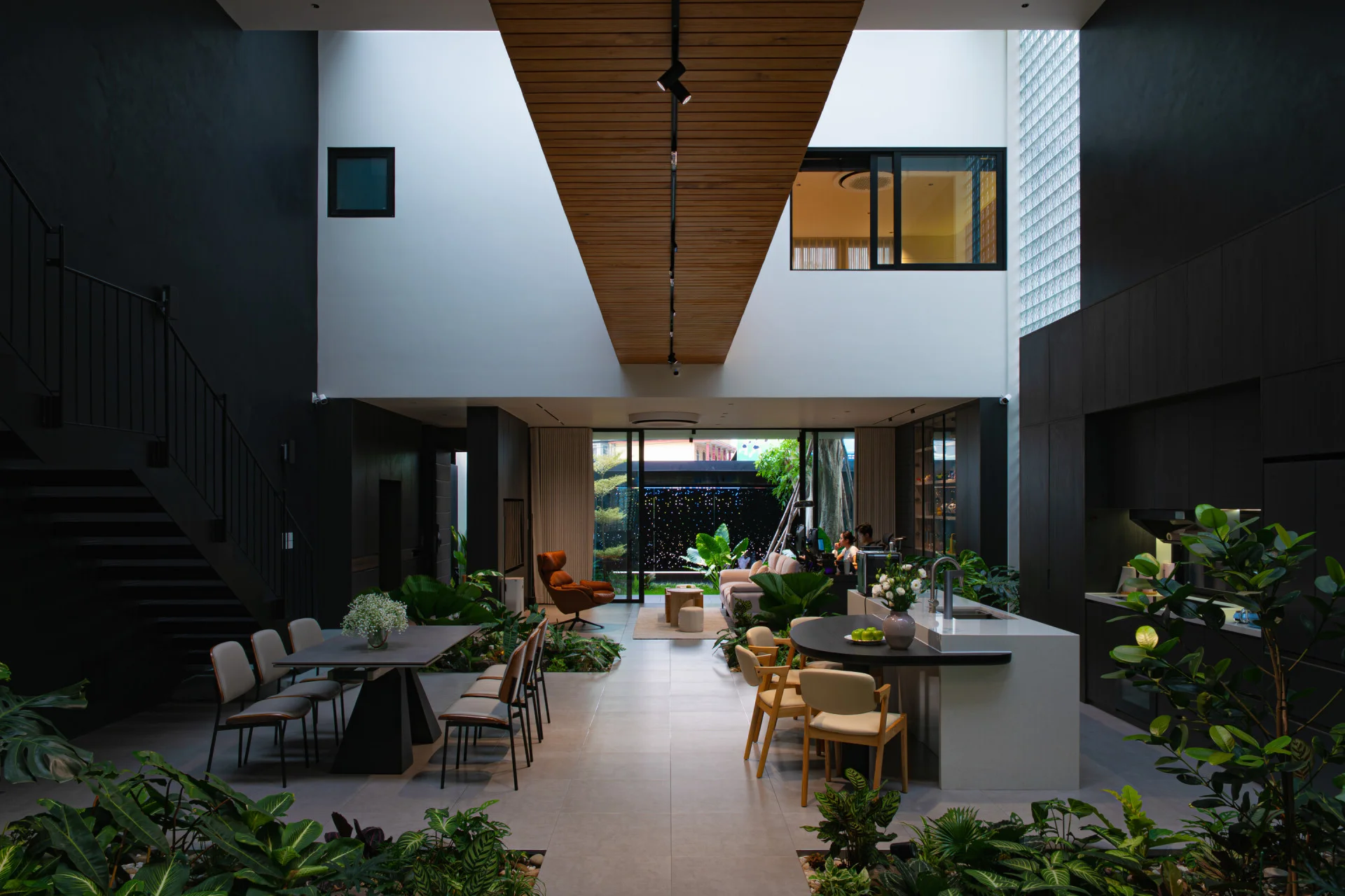 Nguyen's House: A 210m2 Masterpiece of Light and Modern Architecture