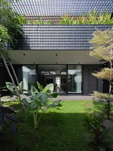 Nguyen's House: A 210m2 Masterpiece of Light and Modern Architecture - image 3