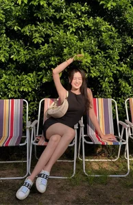 Casual Elegance: Exploring the Personal Style of Anh Duc’s Wife - image 3