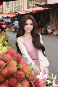 Charming Asian Beauty in a Vibrant Vietnamese Traditional Market - image 10