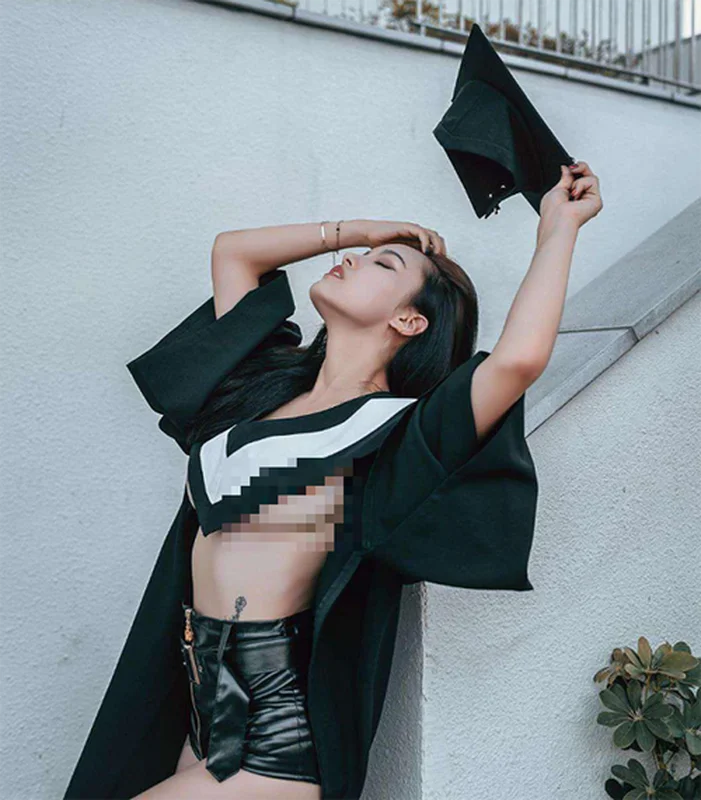 Modern Fashion Trends and Social Media: Navigating the Evolution of Influencer Style and Public Perception
