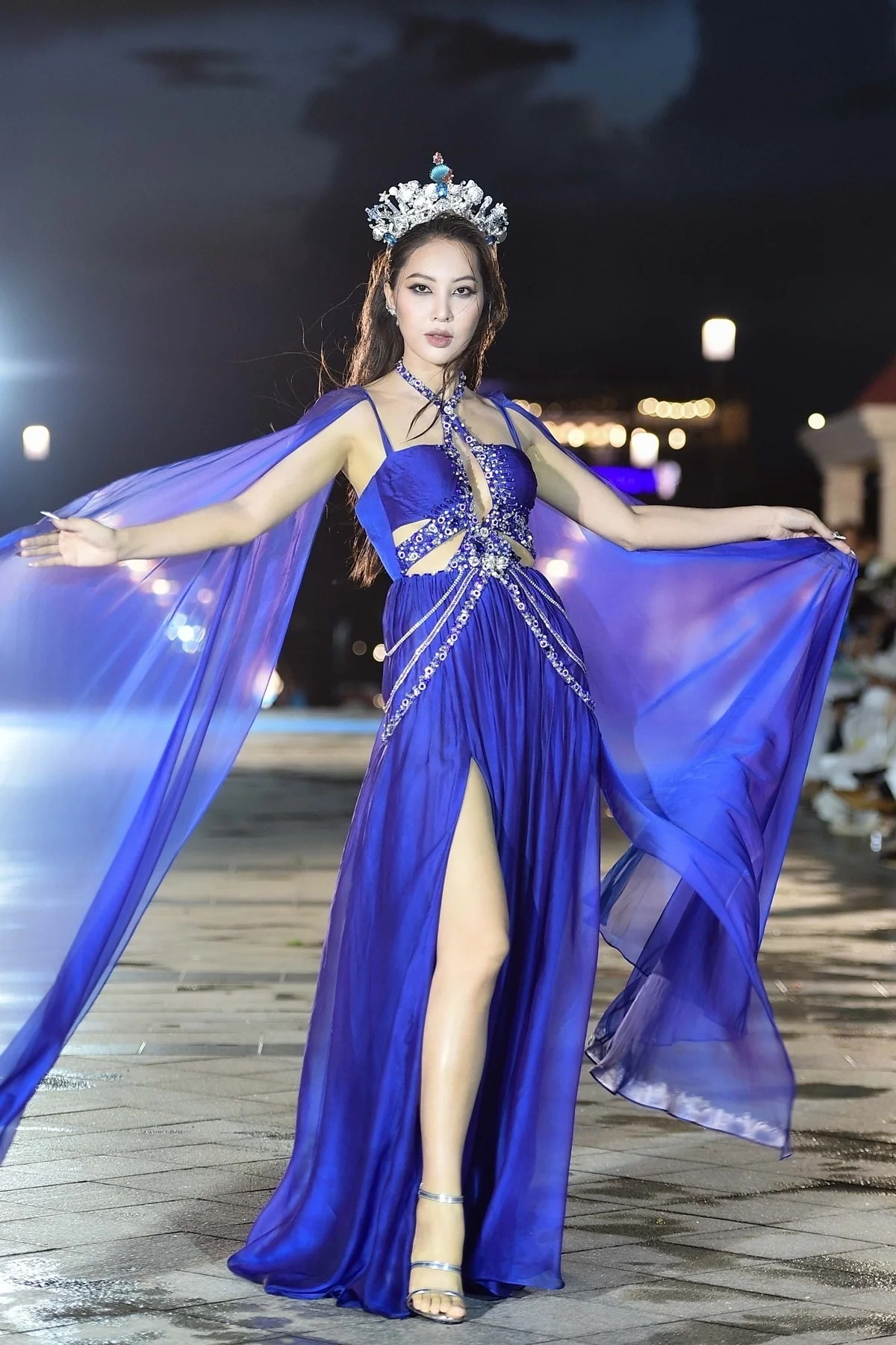 Le Au Ngan Anh Flaunts Elegant 6-Month Baby Bump at High-Profile Fashion Show