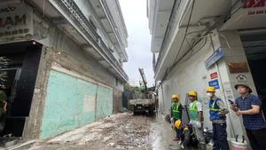 Trending on Social Media: Hanoi Balcony Demolition and the Viral Gold Subdivision Photo - image 3