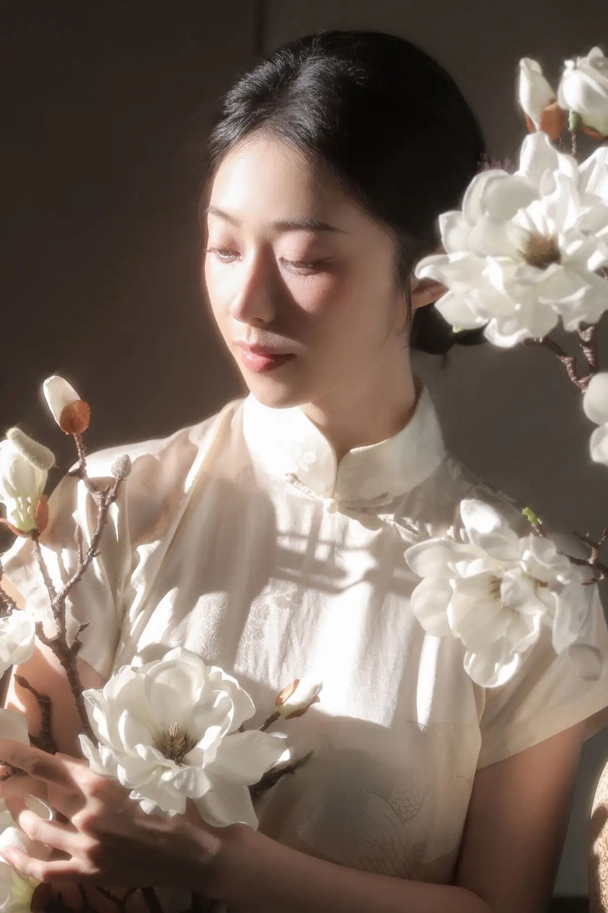 YiTuYu Vol.8655: Fen Mian Gu Niang – Timeless Elegance in Classic Qipao. Discover Asian Beauty and Grace.