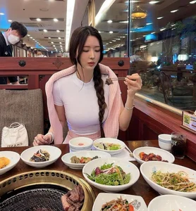Meet the Stunning Korean Beauty Blogger Known as the Modern Venus - image 8