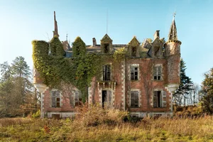 Breathtaking Abandoned Castles Around the World: A Journey into Ruins - image 10