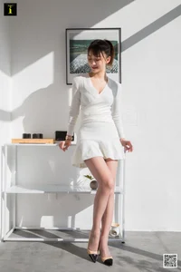 Elegant Monochrome: Qiu Qiu in IESS Black, White, and Grey Rhythm Stockings Photography - image 11