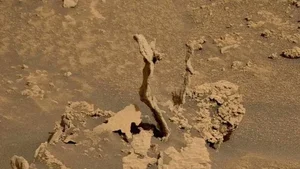 Mars Exploration Mystery: NASA Rover Captures Strange Cobra-Like Rock Formation - image 2