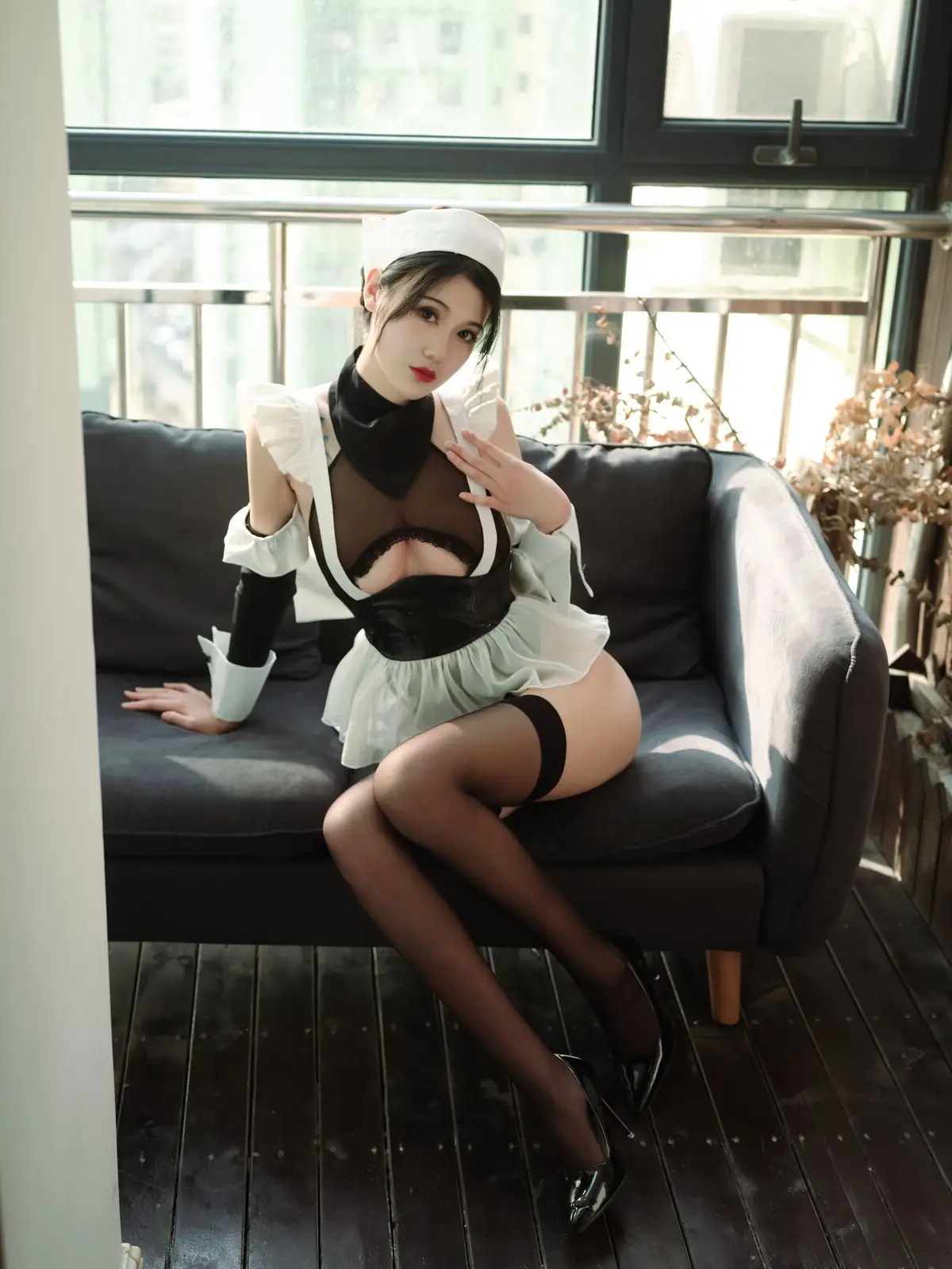 Coser Yi Mi Ba De Da Li Zi: Enchanting Stocking Maid Cosplay Steals the Show