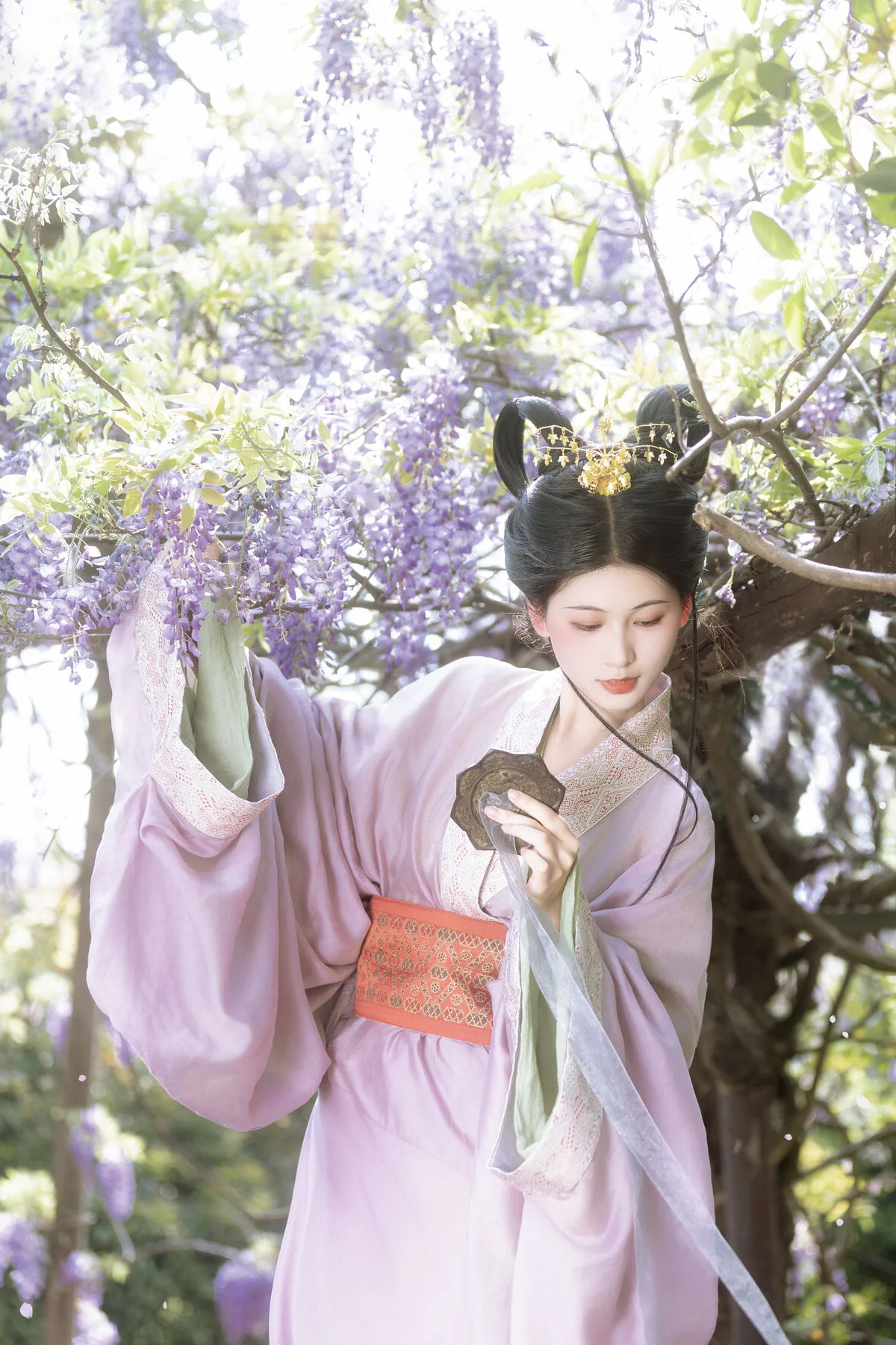 Ethereal Radiance: A Glimpse into Xiao Y’s World of Soft Light and Artistic Fashion