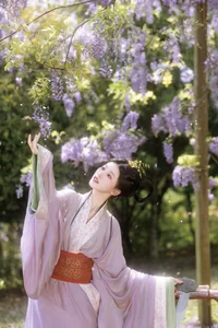 Ethereal Radiance: A Glimpse into Xiao Y’s World of Soft Light and Artistic Fashion - image 1