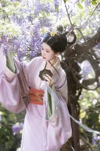 Ethereal Radiance: A Glimpse into Xiao Y’s World of Soft Light and Artistic Fashion - image 12