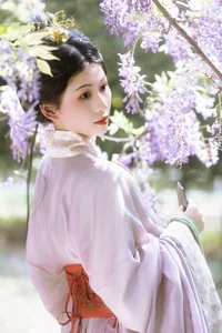 Ethereal Radiance: A Glimpse into Xiao Y’s World of Soft Light and Artistic Fashion - image 2