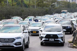 Hanoi Traffic Surge: Residents Return Early Following Tet Celebrations - image 3