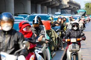 Hanoi Traffic Surge: Residents Return Early Following Tet Celebrations - image 11