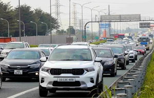 Hanoi Traffic Surge: Residents Return Early Following Tet Celebrations - image 6