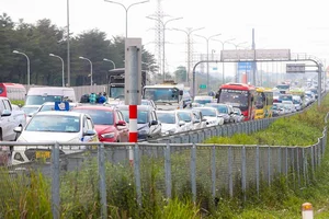 Hanoi Traffic Surge: Residents Return Early Following Tet Celebrations - image 12
