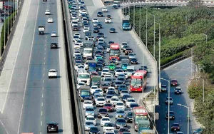 Hanoi Traffic Surge: Residents Return Early Following Tet Celebrations - image 13