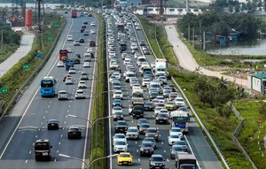 Hanoi Traffic Surge: Residents Return Early Following Tet Celebrations - image 1