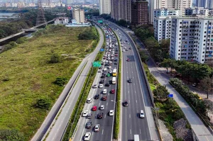 Hanoi Traffic Surge: Residents Return Early Following Tet Celebrations - image 0