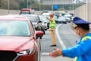 Hanoi Traffic Surge: Residents Return Early Following Tet Celebrations - image 4