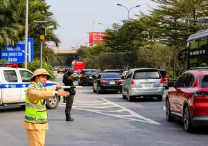 Hanoi Traffic Surge: Residents Return Early Following Tet Celebrations - image 8