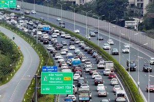 Hanoi Traffic Surge: Residents Return Early Following Tet Celebrations - image 7