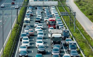 Hanoi Traffic Surge: Residents Return Early Following Tet Celebrations - image 9