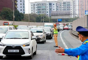 Hanoi Traffic Surge: Residents Return Early Following Tet Celebrations - image 5