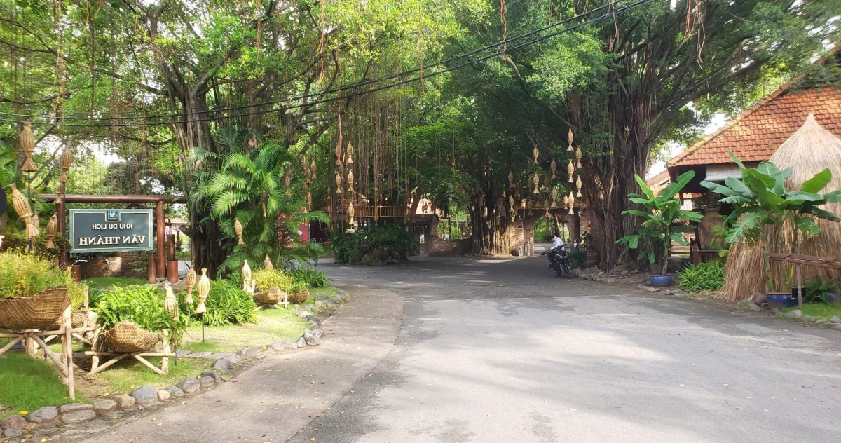 Exploring Ho Chi Minh City: Metro Ben Thanh - Suoi Tien Guide