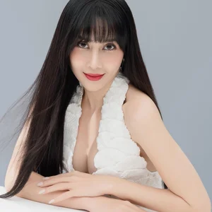 Lưu Hương Giang’s Radiant Transformation and Timeless Elegance Following Personal Challenges - image 1