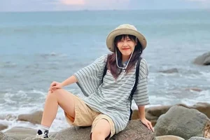 Parody Star Surprises Fans with Youthful Schoolgirl Transformation in Latest Photoshoot - image 1