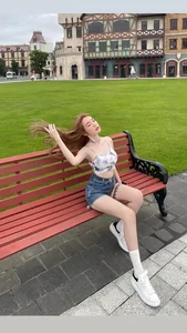 Elly Tran’s Youthful Style: Rocking the Oversized Look Like a Teenager - image 1