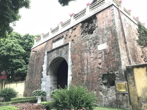 The Historic Significance of Mysterious Dents on Hanoi's Ancient Citadel Wall - image 10