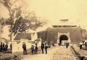 The Historic Significance of Mysterious Dents on Hanoi's Ancient Citadel Wall - image 1