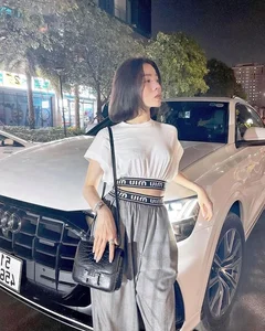 A Closer Look at the Immense Wealth and Luxury Lifestyle of Singer Le Quyen - image 0