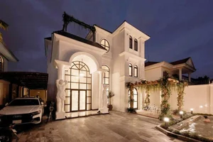 A Closer Look at the Immense Wealth and Luxury Lifestyle of Singer Le Quyen - image 2