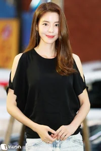 The Stunning and Timeless Fashion Style of Glass Slippers Actress Kim Gyu-ri - image 0
