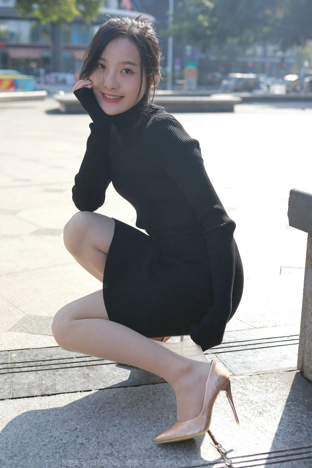 Wan Ping for IESS: Sophisticated Urban Style in the Black Hip-Hugging Skirt Collection