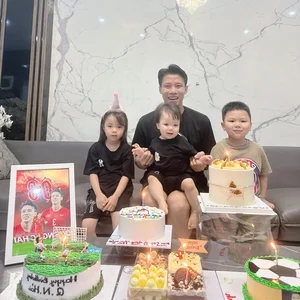 Footballer Que Ngoc Hai Celebrates Tet with Family Traditions - image 3