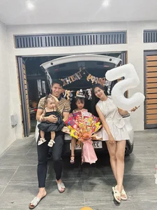Footballer Que Ngoc Hai Celebrates Tet with Family Traditions - image 1
