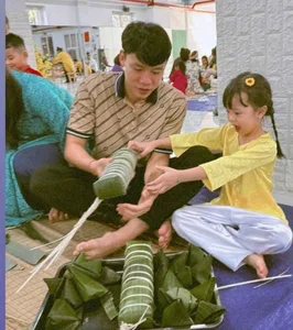 Footballer Que Ngoc Hai Celebrates Tet with Family Traditions - image 5