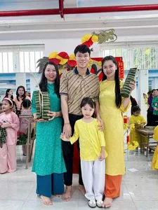 Footballer Que Ngoc Hai Celebrates Tet with Family Traditions - image 0