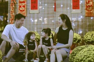 Footballer Que Ngoc Hai Celebrates Tet with Family Traditions - image 4