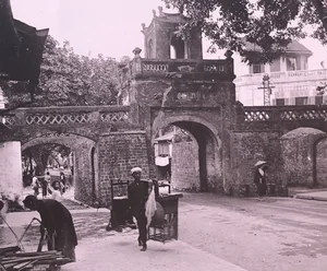 Step Back in Time: Exploring Hanoi’s Historic City Gates Over 100 Years Ago - image 7