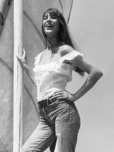 The Inspiring Story of a Fashion Icon Born from Escape and Resilience - image 4