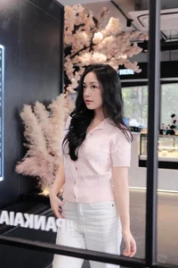 Ha Duc Chinh's Wife Mai Ha Trang's Playful Social Media Post Goes Viral - image 5