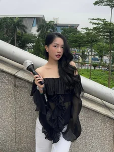 Ha Duc Chinh's Wife Mai Ha Trang's Playful Social Media Post Goes Viral - image 6