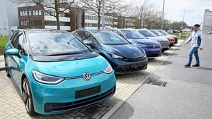 Global EV Market Analysis: Growth Slows to Under 1% Amidst North American and Chinese Slumps - image 2